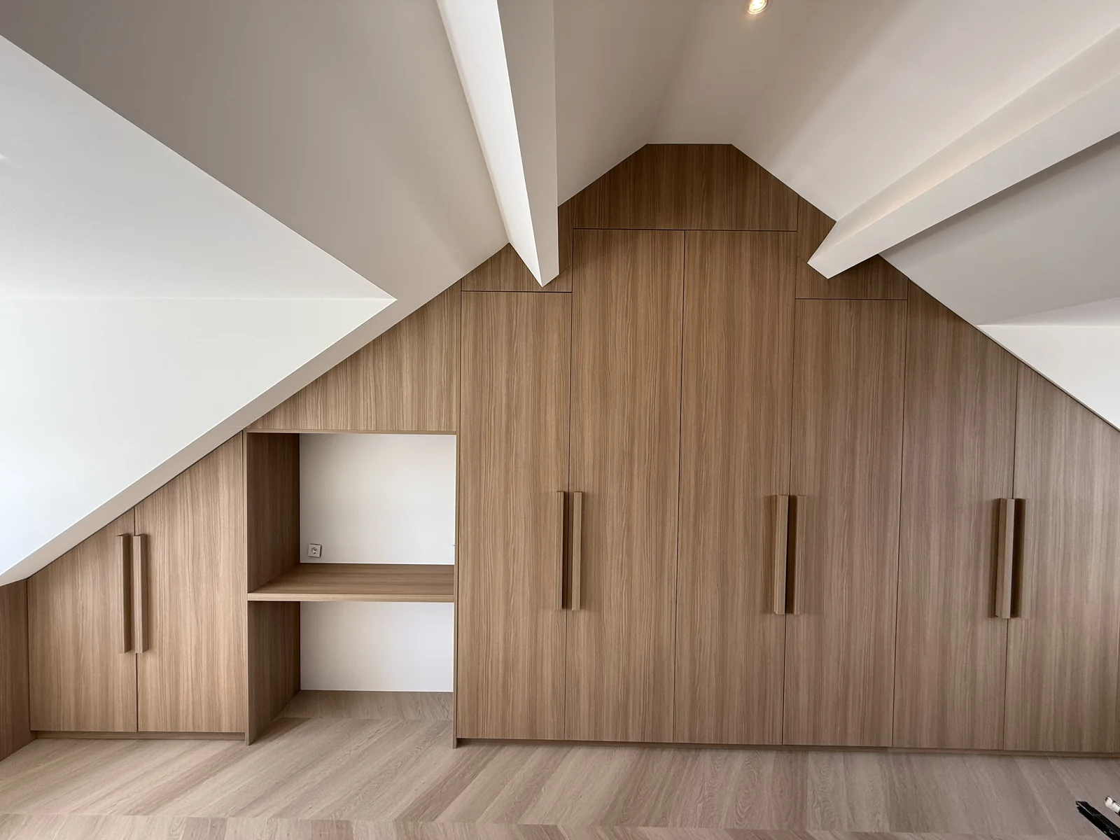 Maatwerk kast onder schuine wanden van Canas Custom Interiors