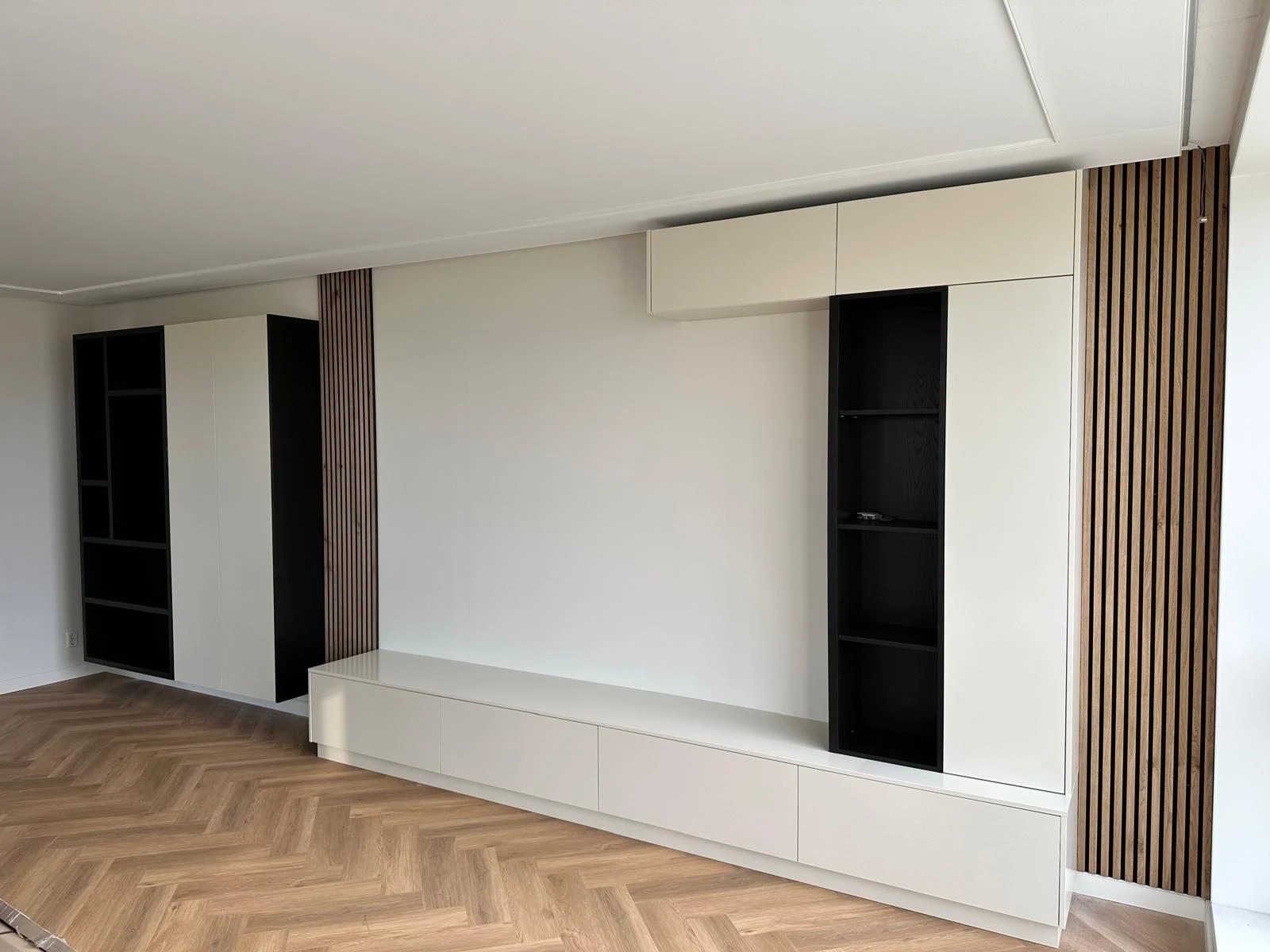 Uitgevoerde TV-wand met houten latten van Canas